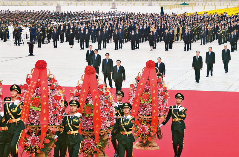 2021年9月30日上午，黨和國家領(lǐng)導人習近平、李克強、栗戰(zhàn)書、汪洋、王滬寧、趙樂際、韓正、王岐山等來到北京天安門廣場，出席烈士紀念日向人民英雄敬獻花籃儀式。 新華社記者 張領(lǐng)/攝