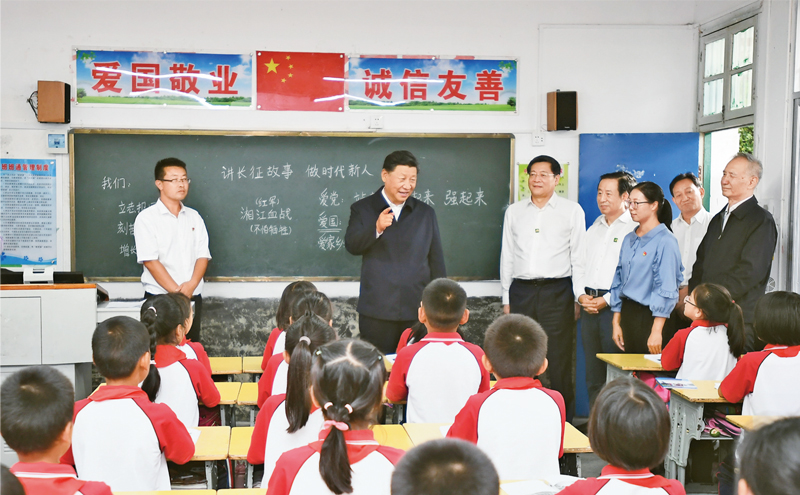 2020年9月16日至18日，中共中央總書記、國家主席、中央軍委主席習近平在湖南考察。這是16日下午，習近平在郴州市汝城縣文明瑤族鄉(xiāng)第一片小學，同正在上思政課的同學們親切交流。 新華社記者 謝環(huán)馳/攝