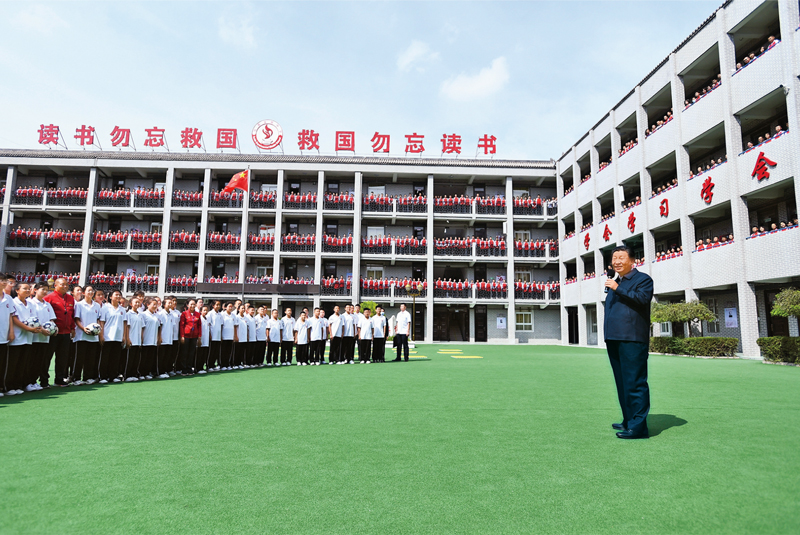 2021年9月13日至14日，中共中央總書記、國家主席、中央軍委主席習近平在陜西省榆林市考察。這是14日上午，習近平在綏德實驗中學考察時，同師生親切交流。 新華社記者 謝環(huán)馳/攝